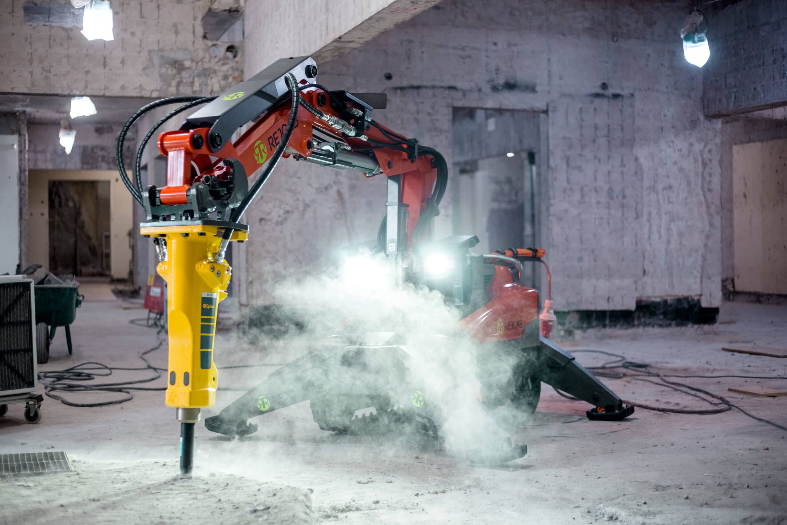 Rejcab rivningsrobot i arbete